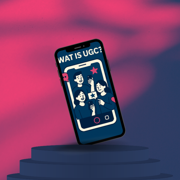 Illustratie van een smartphone met de tekst "Wat is UGC?" op het scherm. Op het scherm staan drie mensen die content maken met hun telefoons, omgeven door sterren en hartjes, tegen een roze-blauwe achtergrond. De afbeelding symboliseert User-Generated Content.